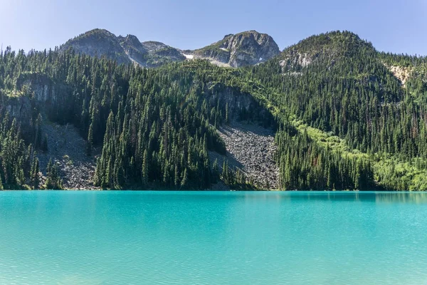 Lago Joffre na Colúmbia Britânica, Canadá, durante o dia . — Fotografia de Stock