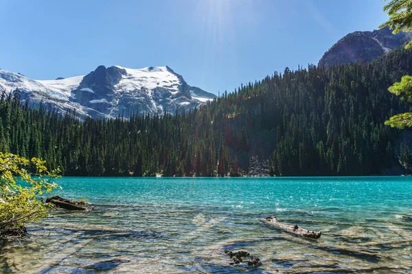 Joffre λίμνη στην British Columbia, Καναδάς την ημέρα φορά. — Φωτογραφία Αρχείου