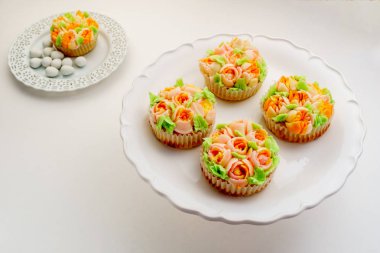 Üstten Görünüm Paskalya yumurta beyaz arka plan üzerinde ile cupcakes dekore edilmiştir..