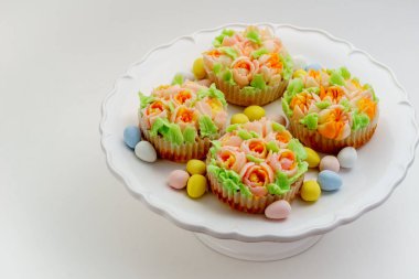 Üstten Görünüm Paskalya yumurta beyaz arka plan üzerinde ile cupcakes dekore edilmiştir..