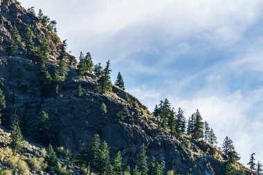 dağ Kuzey British Columbia Kanada ve mavi gökyüzü bulutlu.