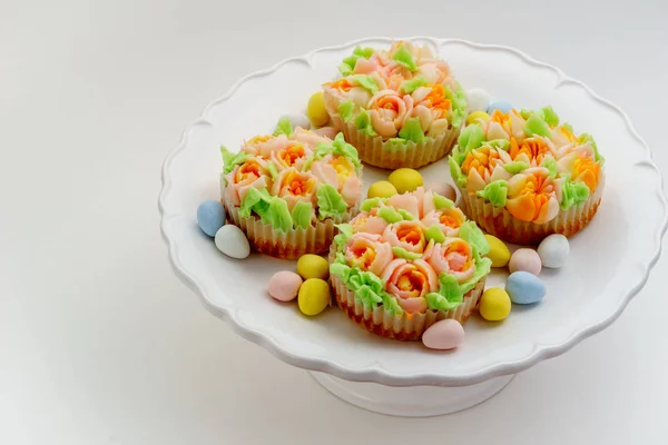 Cupcakes décorés avec des œufs de Pâques sur fond blanc . — Photo