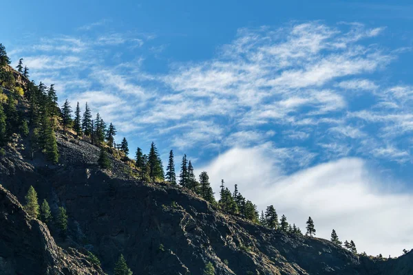 Montanha no norte da Colúmbia Britânica Canadá e céu azul com nuvens . — Fotografia de Stock