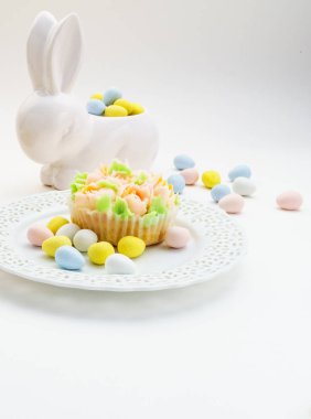 Paskalya Tema cupcakes tavşan beyaz zemin üzerine dekore edilmiştir..