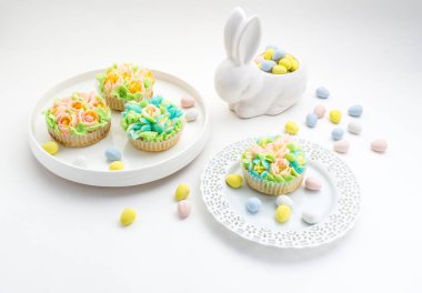 Paskalya Tema cupcakes tavşan beyaz zemin üzerine dekore edilmiştir..