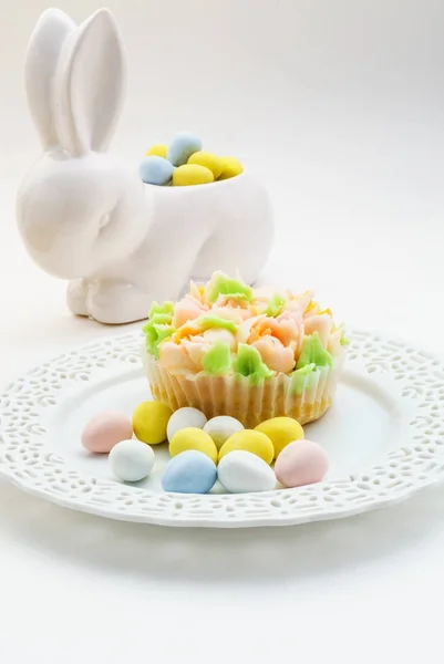 Easter theme decorated cupcakes on white Background with a bunny. — Stock Photo, Image