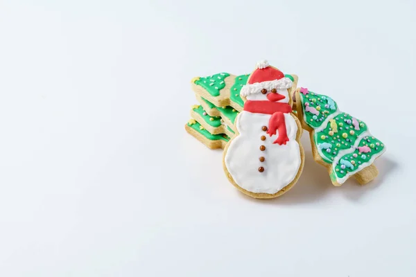 Navidad Navidad muñeco de nieve Cookie con árboles decorados sobre fondo blanco . — Foto de Stock