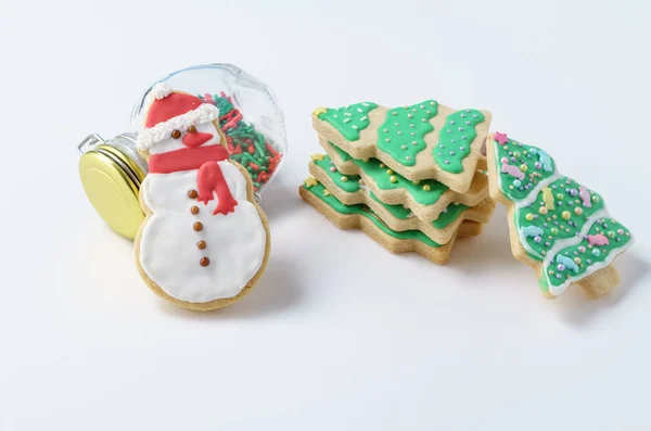 Navidad Navidad muñeco de nieve Cookie con árboles decorados sobre fondo blanco . — Foto de Stock