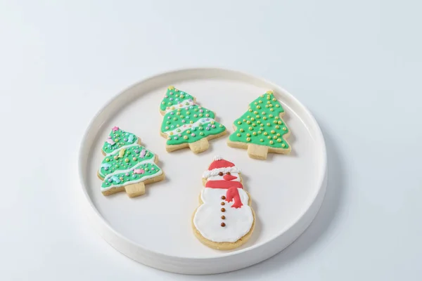 Navidad Navidad muñeco de nieve Cookie con árboles decorados sobre fondo blanco . — Foto de Stock