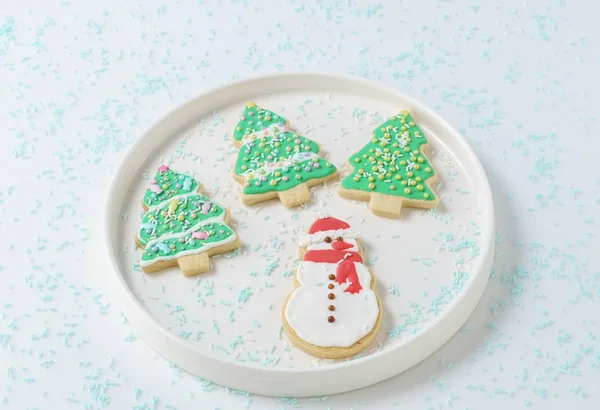 Navidad Navidad muñeco de nieve Cookie con árboles decorados sobre fondo blanco . — Foto de Stock