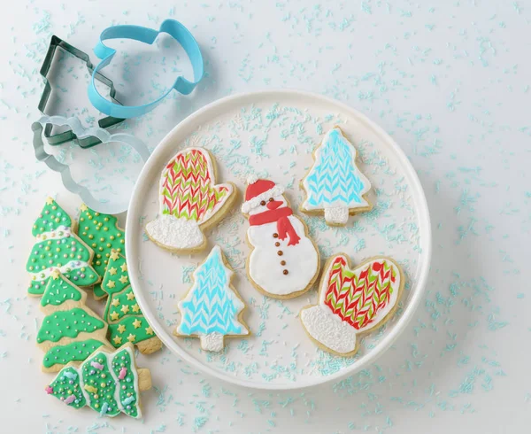 Navidad Navidad muñeco de nieve Cookie con árboles decorados sobre fondo blanco . — Foto de Stock