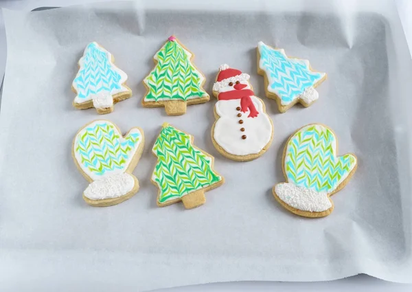 Navidad Navidad muñeco de nieve Cookie con árboles decorados sobre papel blanco . — Foto de Stock