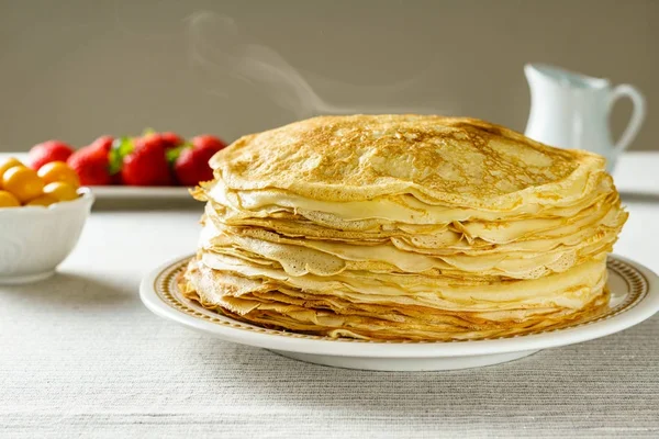 Pile of just made hot Russian pancakes or blini with berries. — Stock Photo, Image