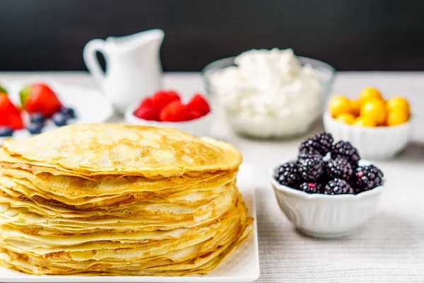 Yığını sadece sıcak Rus krep veya blini çilek ile yapılan.