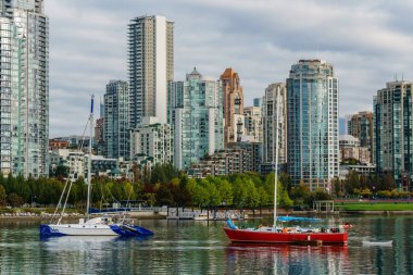 Vancouver Kanada - 26 Eylül 2017, Mimarlık ve Vancouver Kanada binalarda False Creek yakın:.