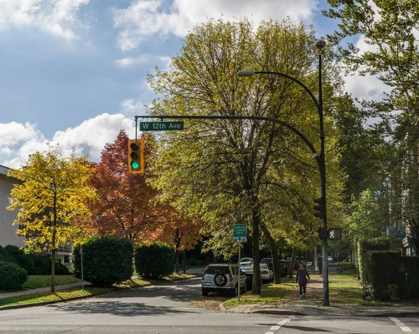 Vancouver, Kanada - 1. Oktober 2017: Kreuzung der 12. Allee und der Eschenstraße farbige Bäume an einem sonnigen Herbsttag. — Stockfoto