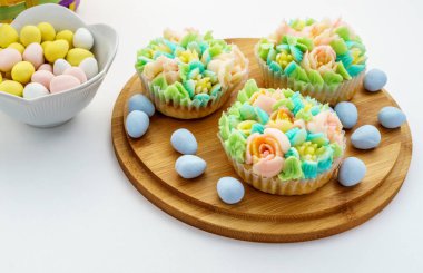 Üstten Görünüm Paskalya yumurta beyaz arka plan üzerinde ile cupcakes dekore edilmiştir..