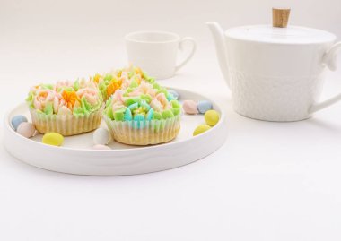Üstten Görünüm Paskalya yumurta beyaz arka plan üzerinde ile cupcakes dekore edilmiştir..
