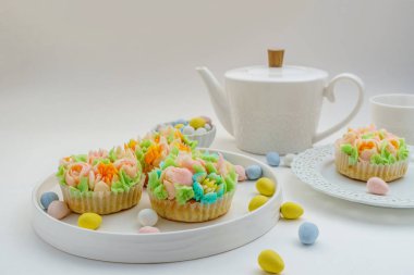 Üstten Görünüm Paskalya yumurta beyaz arka plan üzerinde ile cupcakes dekore edilmiştir..