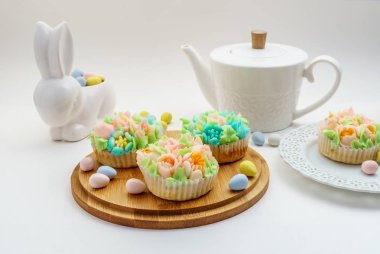 Üstten Görünüm Paskalya yumurta beyaz arka plan üzerinde ile cupcakes dekore edilmiştir..