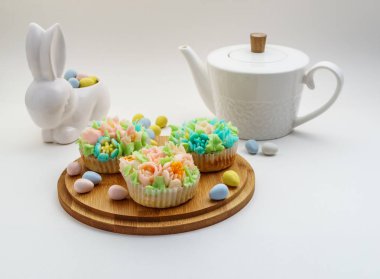Üstten Görünüm Paskalya yumurta beyaz arka plan üzerinde ile cupcakes dekore edilmiştir..