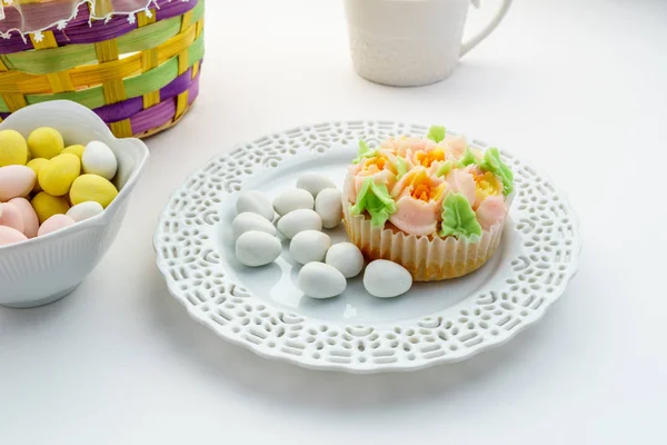 Top view decorated cupcakes with Easter eggs on white Background. — Stock Photo, Image