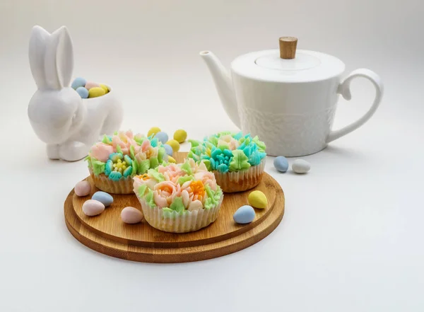 Top vista cupcakes decorados com ovos de Páscoa em fundo branco . — Fotografia de Stock