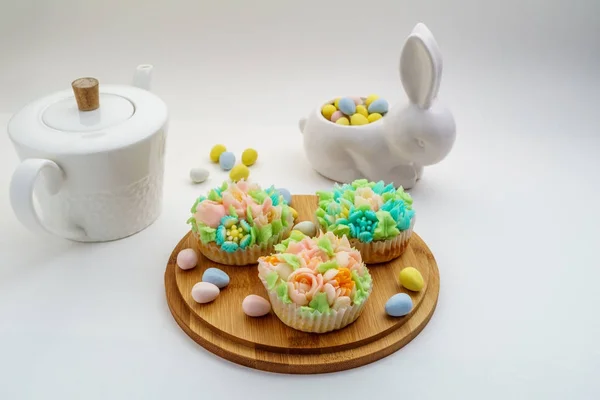 Top vista cupcakes decorados com ovos de Páscoa em fundo branco . — Fotografia de Stock