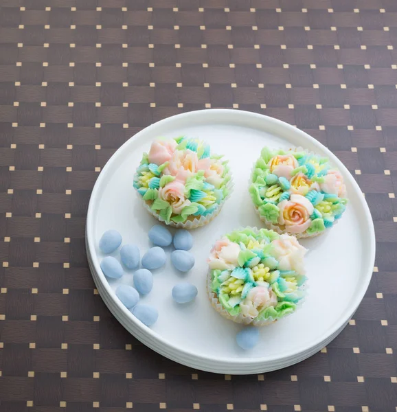 Top vista cupcakes decorados com ovos de Páscoa na mesa . — Fotografia de Stock