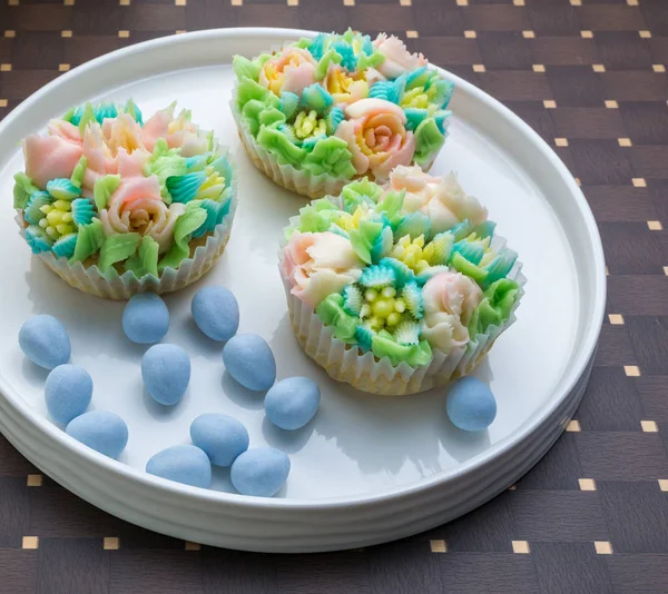Top vista cupcakes decorados com ovos de Páscoa na mesa . — Fotografia de Stock