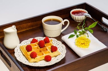 Taze Belçika waffle kahve kahvaltı bir tepsi ile çilek ile.