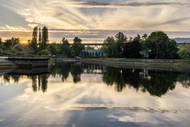 Vancouver Kanada 22 Mayıs 2017: Granville Island günbatımı ışık çevre Bay.