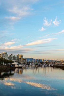 Vancouver Kanada 22 Mayıs 2017: Granville Island günbatımı ışık çevre Bay.