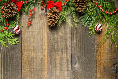 Yılbaşı süsleri ve köknar ahşap tahta arka plan ile kopya alanı dallarda.