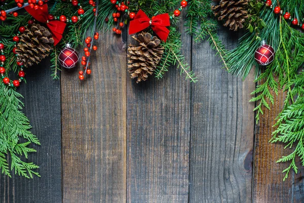 Yılbaşı süsleri ve köknar ahşap tahta arka plan ile kopya alanı dallarda.