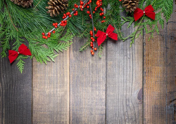 Yılbaşı süsleri ve köknar ahşap tahta arka plan ile kopya alanı dallarda.