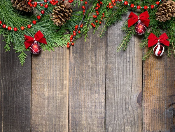 Decoraciones navideñas y ramas de abeto sobre fondo de madera con espacio para copiar . — Foto de Stock