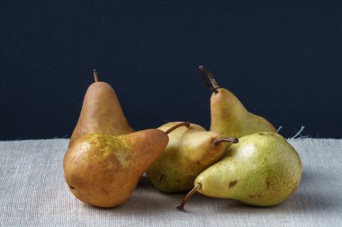 Masanın üstünde çul üzerinde taze olgun organik armut.