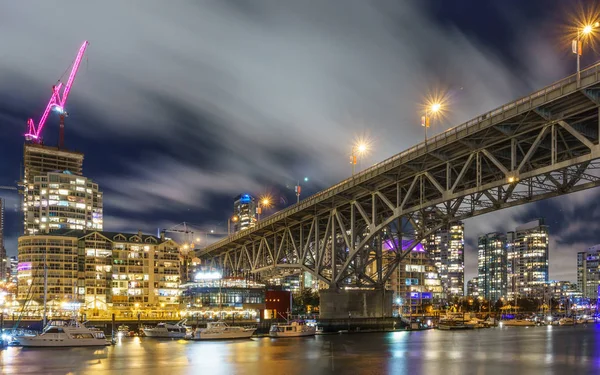 Vancouver Canada - 15. Dezember 2017: Granville Bridge und Vancouver Downtown bei Nacht Blick von Granville Island. — Stockfoto