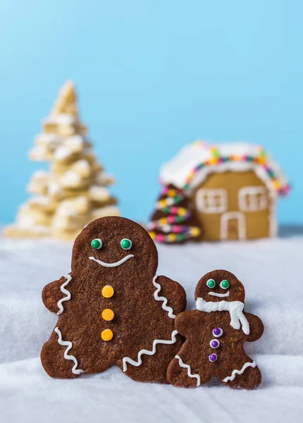 lezzetli geleneksel gingerbread Köyü ve zencefilli kurabiye adam aile arka plan mavi ev.