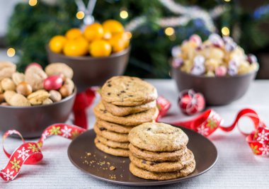 Fırından yeni çıkmış bulanık Noel ağacı arka plan ile bir tabloda çikolatalı kurabiye.