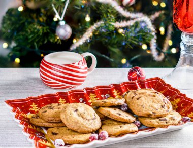 Fırından yeni çıkmış arka plan bulanık bir masada çikolatalı kurabiye.