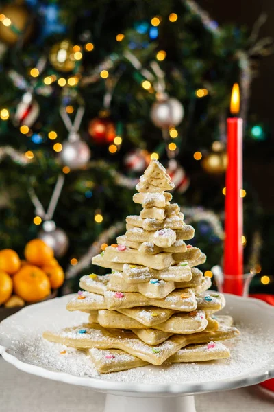 Свіжоспечена різдвяна ялинка формує печиво на столі з розмитим фоном . — стокове фото