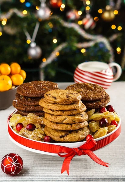 Freshly baked chocolate chip cookies on a table with blurred background. — Stock Photo, Image