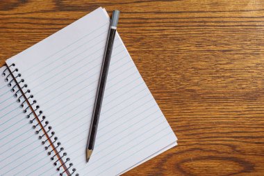 Açık spiral defter siyah kalem ile üstten görünüm Resepsiyon arka plan üzerinde.