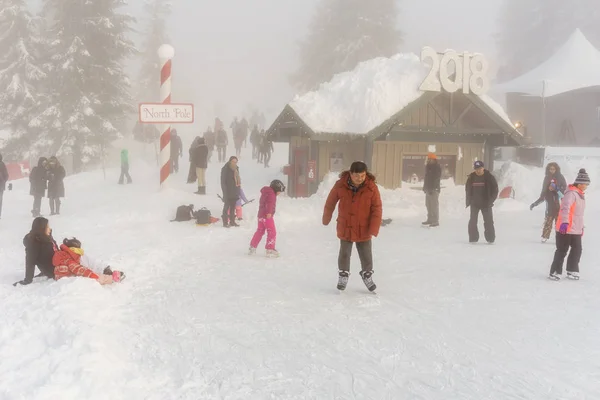 North Vancouver Canada - December 30, 2017: Ice skating rink, fun and entertainment at Grouse Mountain. — Stock Photo, Image