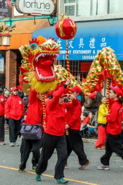 Vancouver, Kanada - 2 Şubat 2014: ejderha dansı için Çin yeni yılı Çin mahallesindeki oynayanlar.