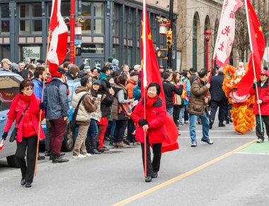 Vancouver, Kanada - 2 Şubat 2014: Çin yeni yılı, yürüyen insanlar Vancouver mahallesinde geçit töreni.