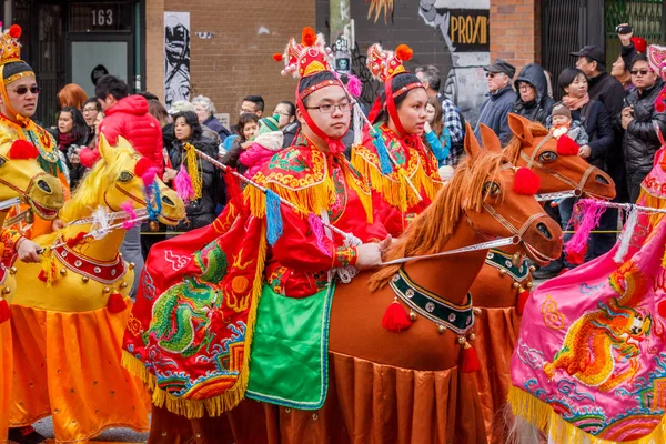 밴쿠버 차이나타운에 중국 새 해에 행진 하는 사람들이 퍼레이드 밴쿠버, 캐나다-2014 년 2 월 2 일:. — 스톡 사진