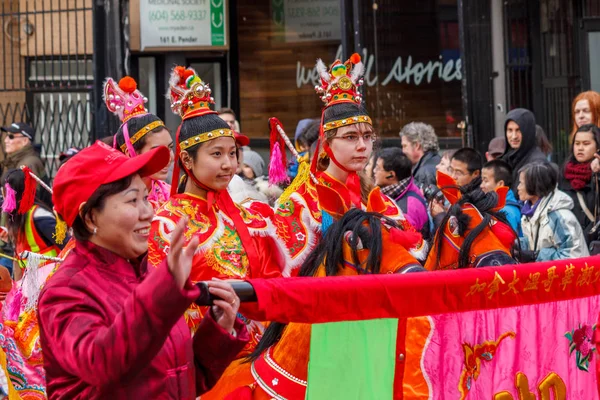 VANCOUVER, CANADA - 2 de fevereiro de 2014: Pessoas marchando no desfile de Ano Novo Chinês em Vancouver Chinatown . — Fotografia de Stock